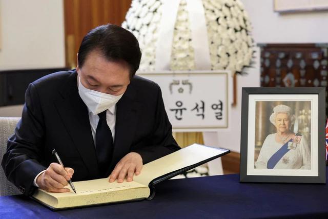 外媒：韩国总统府称，尹锡悦将出席伊丽莎白二世葬礼