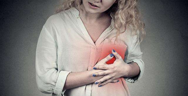 胸部痛是什么原因(胸部痛是什么原因导致的女性)