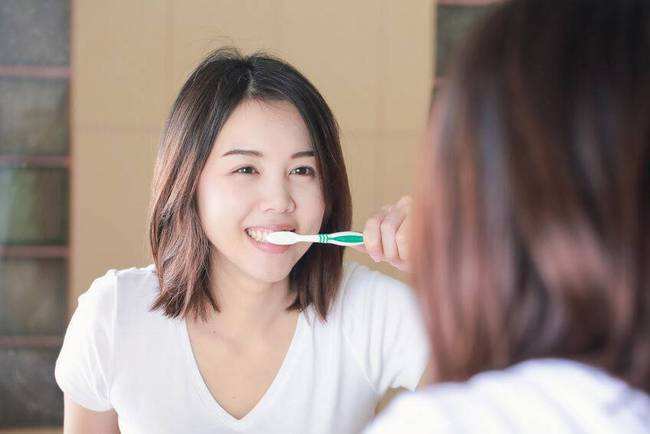 产妇可以用牙膏刷牙吗(产妇刷牙可以用普通牙膏吗)